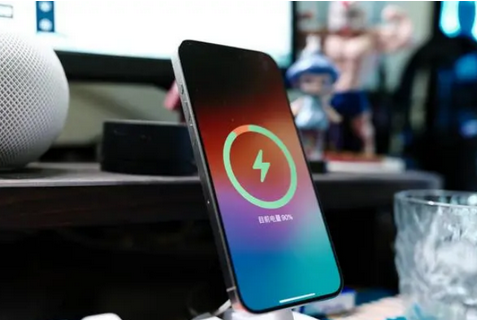 黄岛苹果15换屏服务分享用什么充电器给iPhone15充电更好 